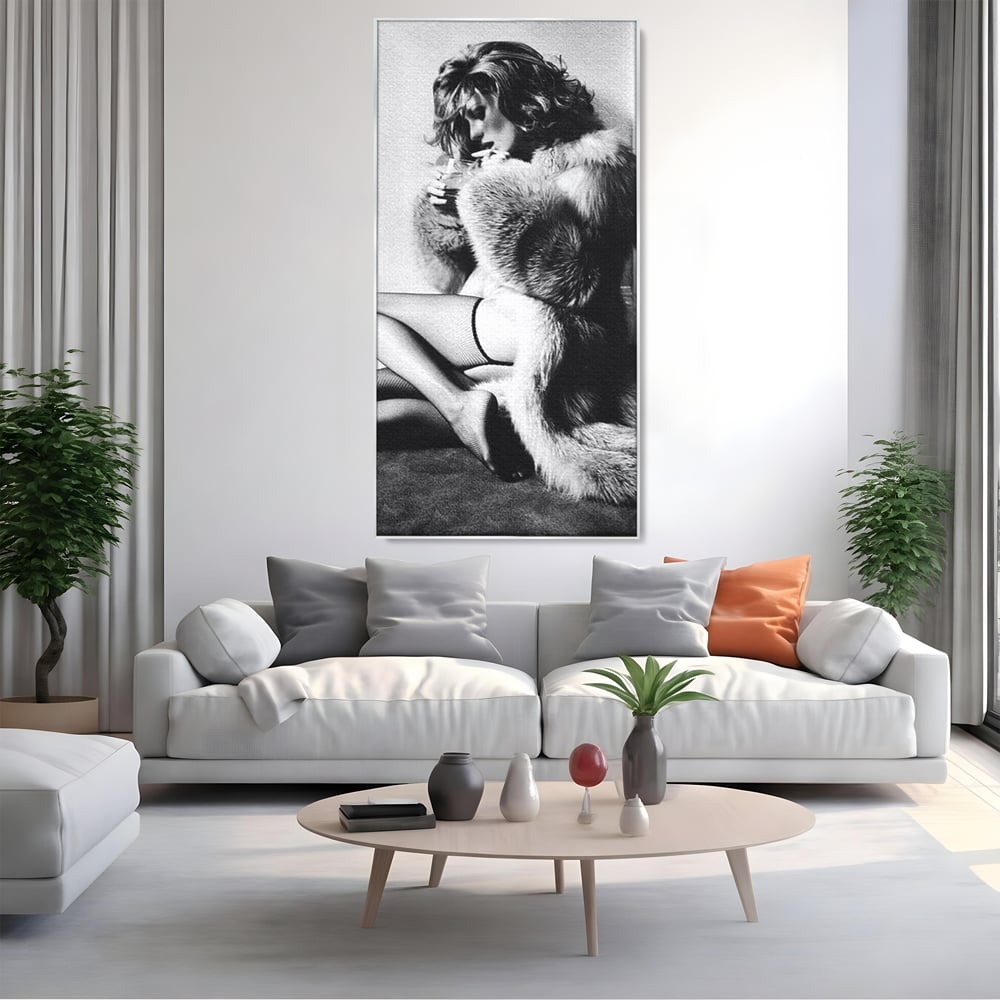 Tablou canvas cu tablou portret femeie retro cu blana, in rama de aluminiu argintiu, pe perete intr-un living